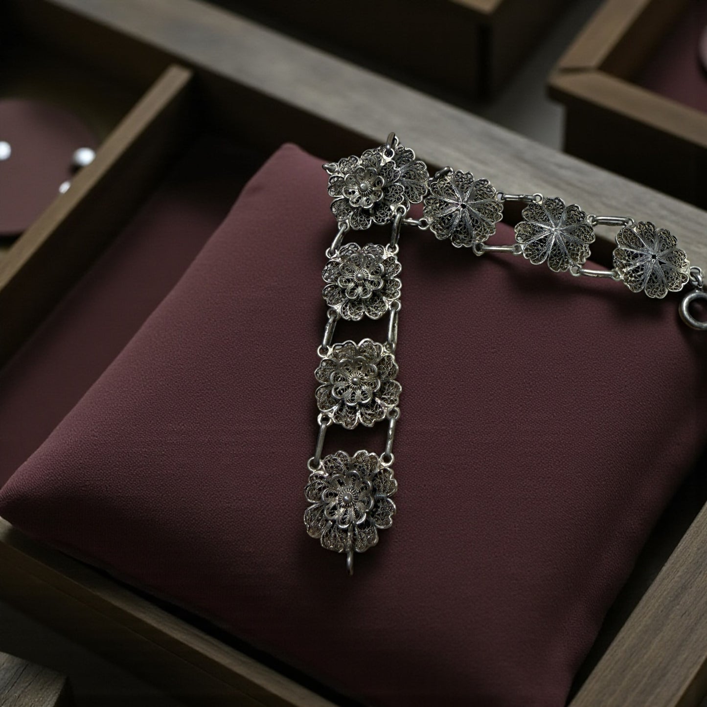 Antico bracciale, fine filigrana d’argento a motivi floreali, Dipartimento della Senna