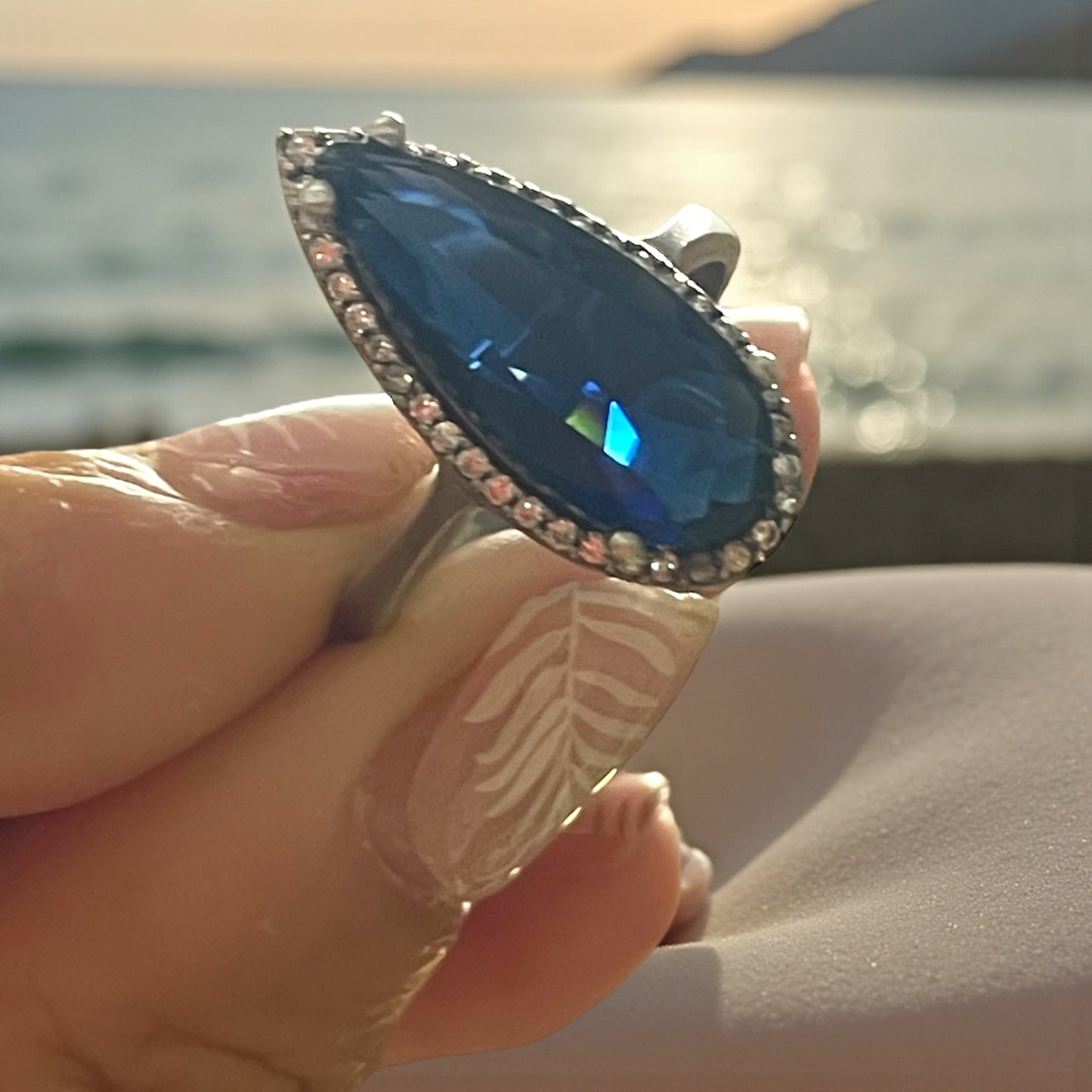 Anello in argento blu profondo, taglio marquise e zirconi, anni ‘70