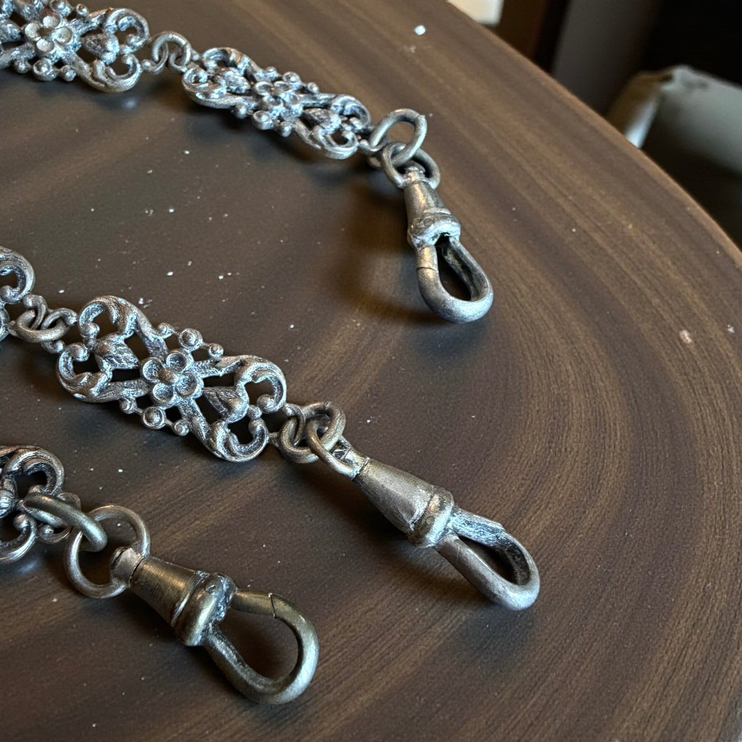 Chatelaine da sarta a 3 catene, riccamente decorata, ca anni ‘30