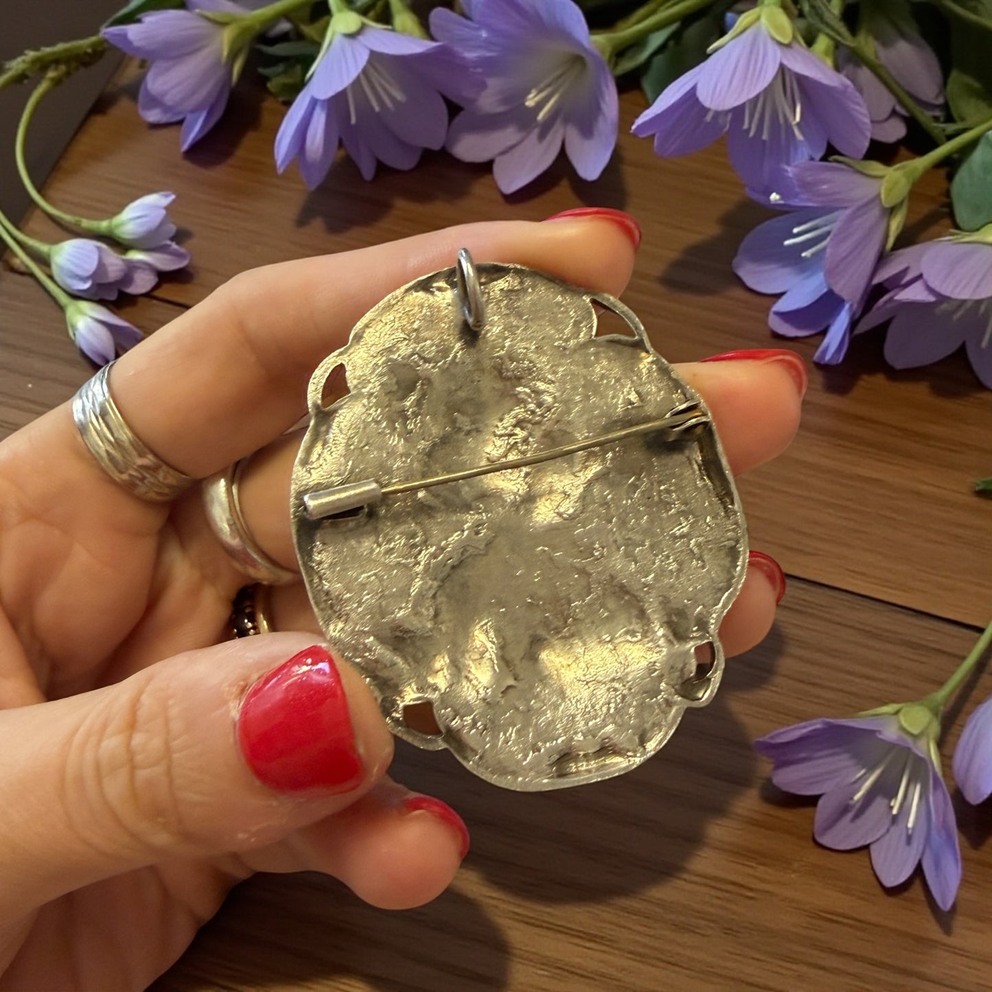 Pendente-spilla Art Nouveau I metà scorso secondo, volto di donna alla Mucha in Viola del pensiero