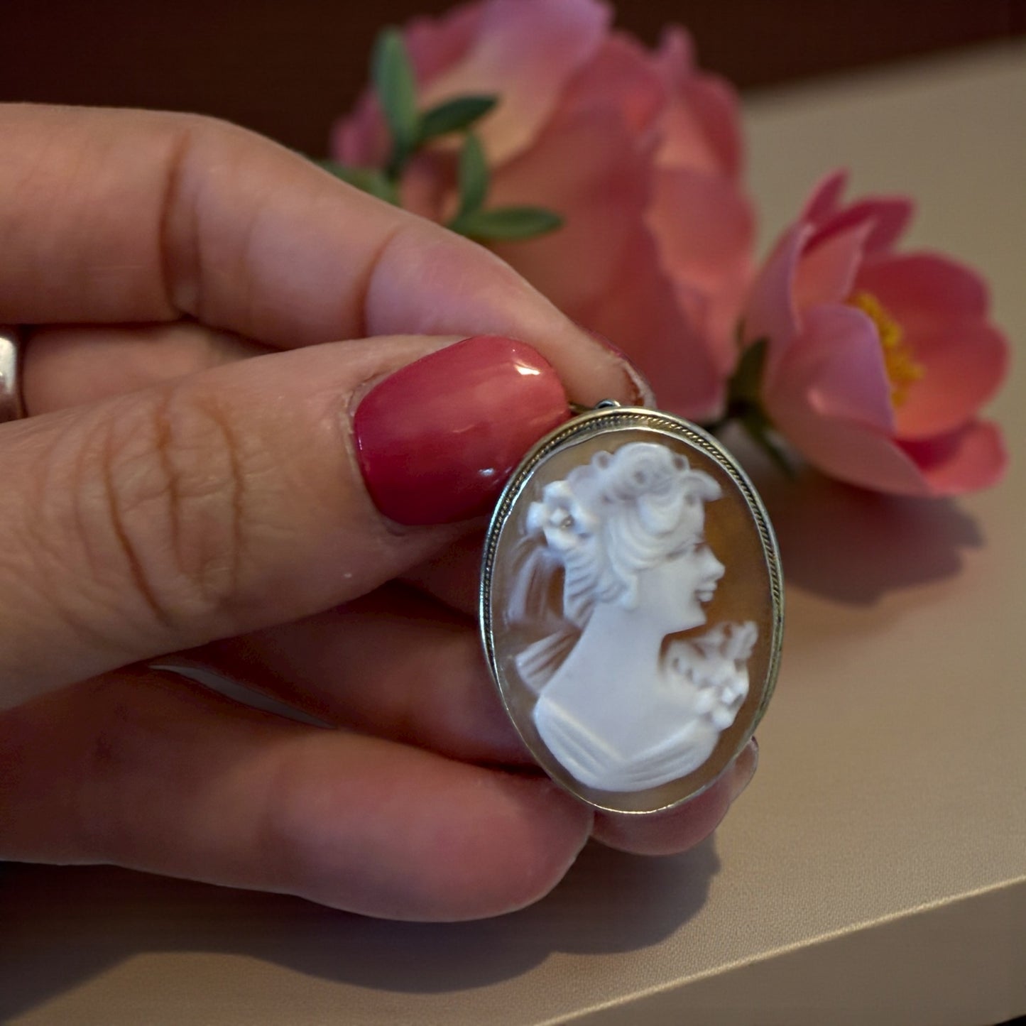 Spilla-pendente cameo su conchiglia, circa metà novecento