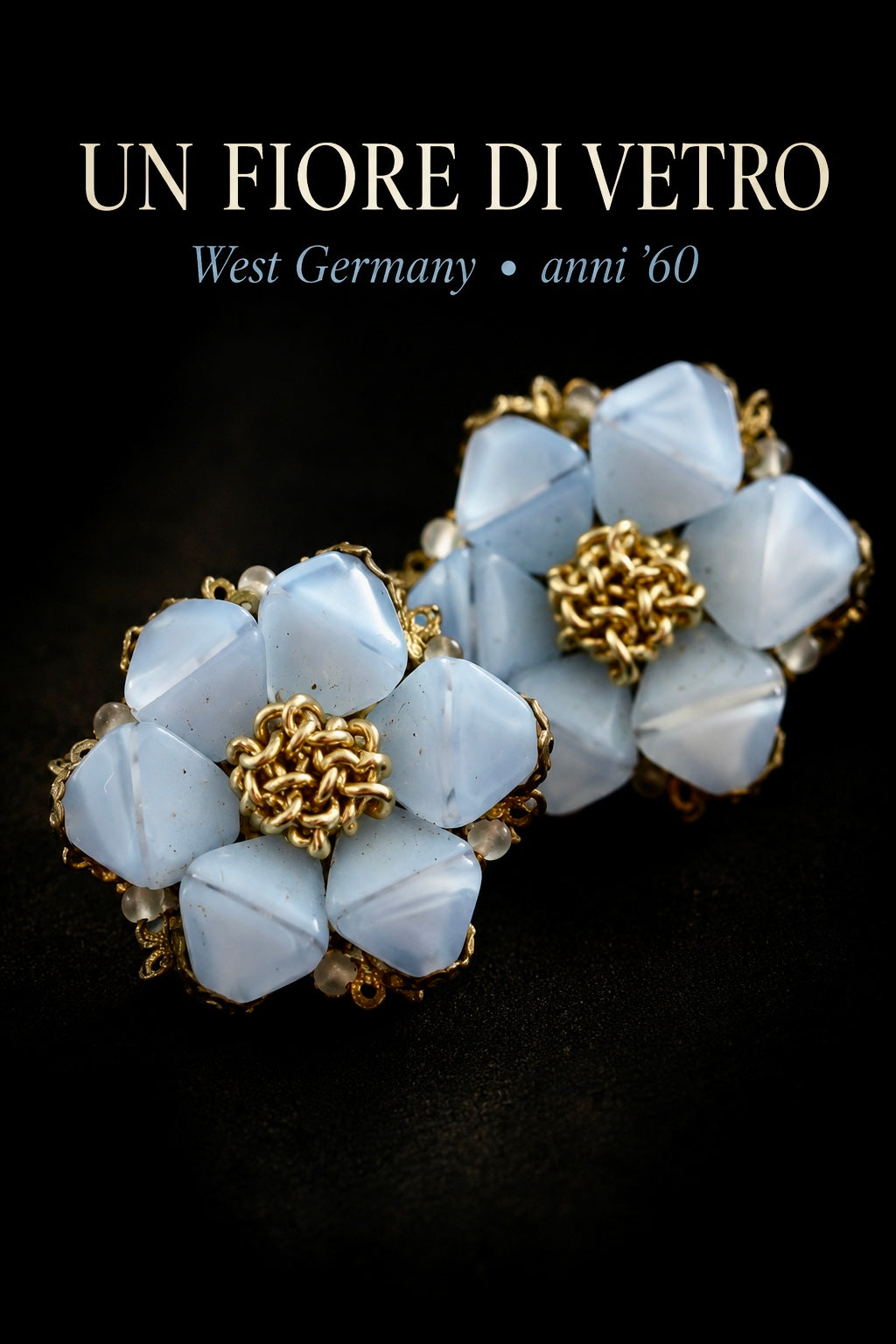 Orecchini clip firmati West Germany anni ‘50-‘60 con chips in vetro azzurro latte