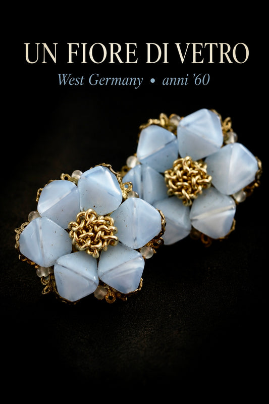 Orecchini clip firmati West Germany anni ‘50-‘60 con chips in vetro azzurro latte