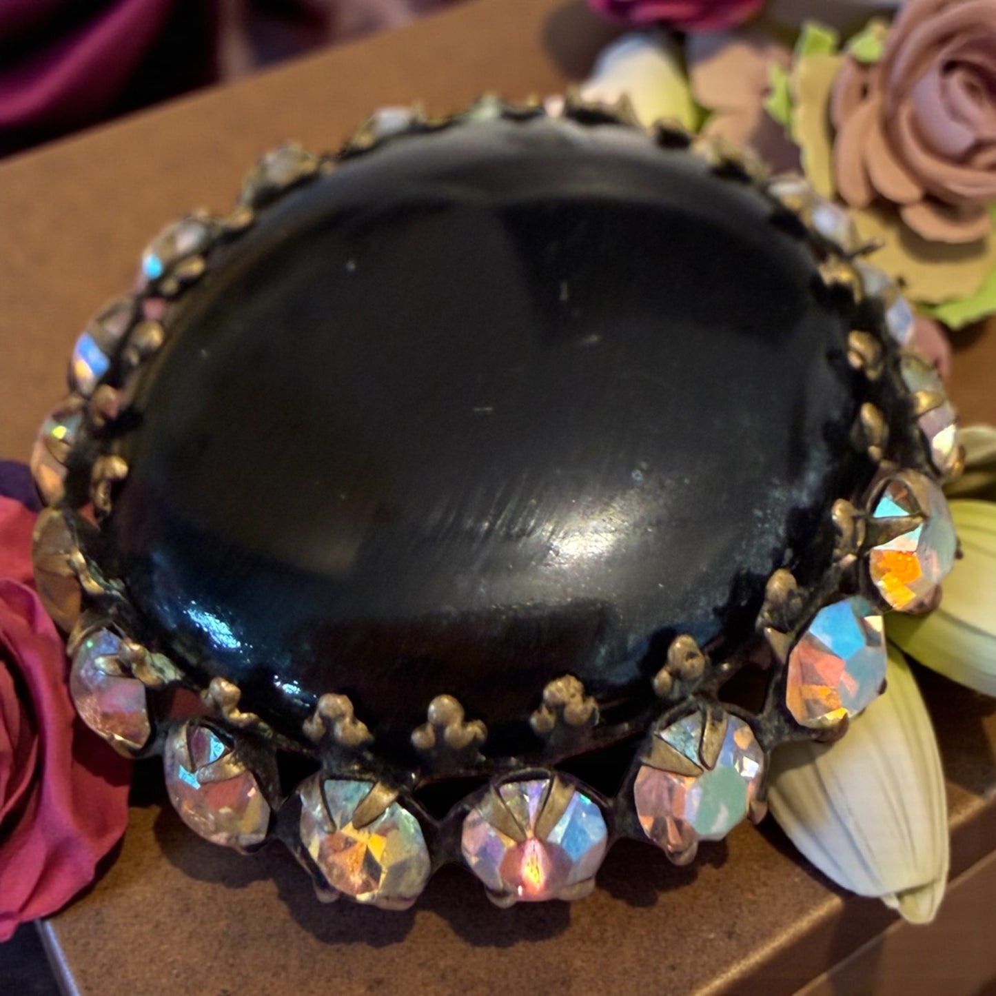 Spilla dramatic noir anni ‘50 con strass Aurora Borealis