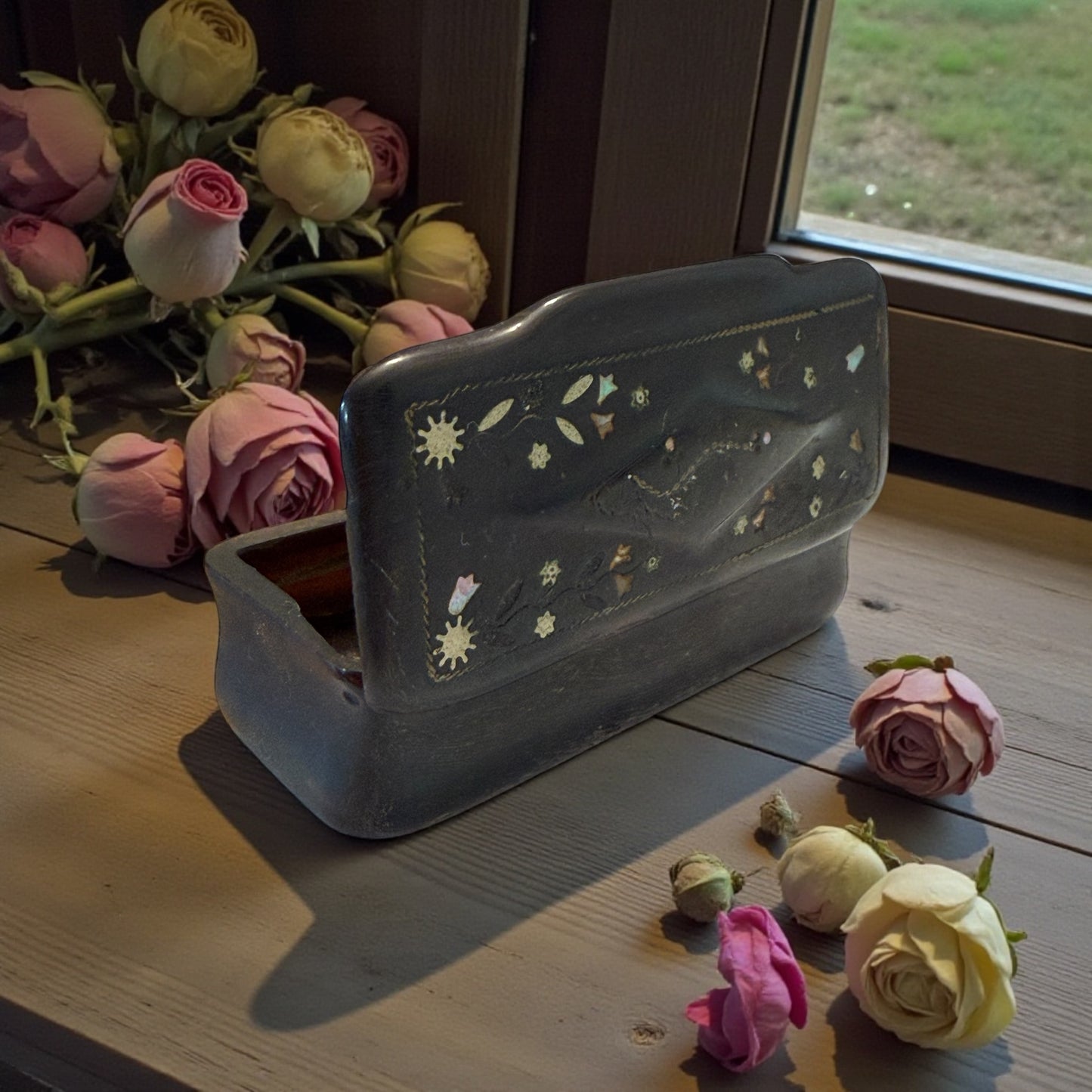 Tabacchiera in corno ottocentesca con decori argentati ed in madreperla