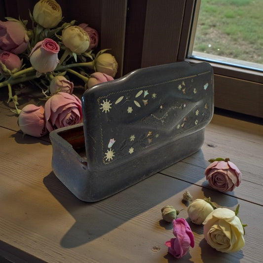 Tabacchiera in corno ottocentesca con decori argentati ed in madreperla