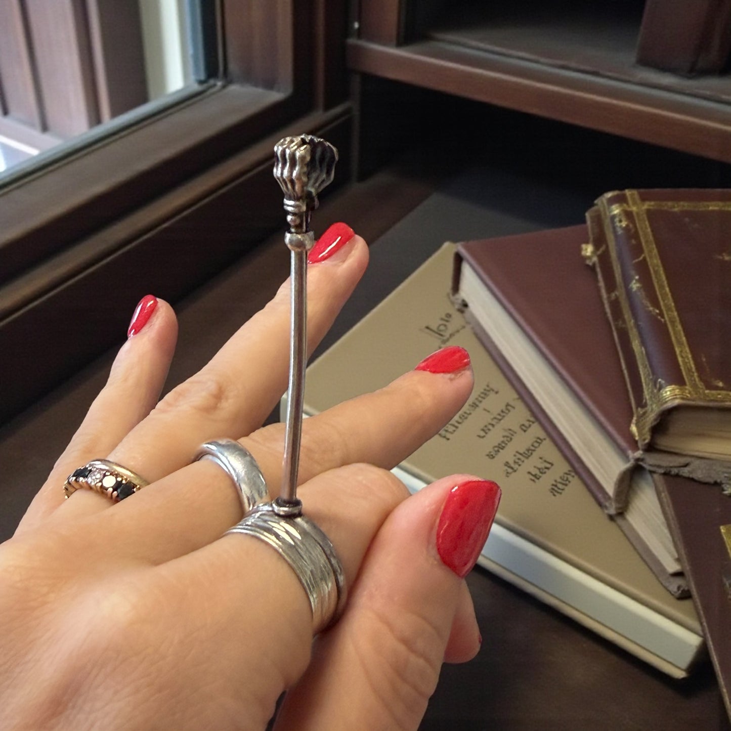 Porta-sigaretta da dito, anello in argento con asta regolabile e zampe leonine, fine ‘800 primo ‘900