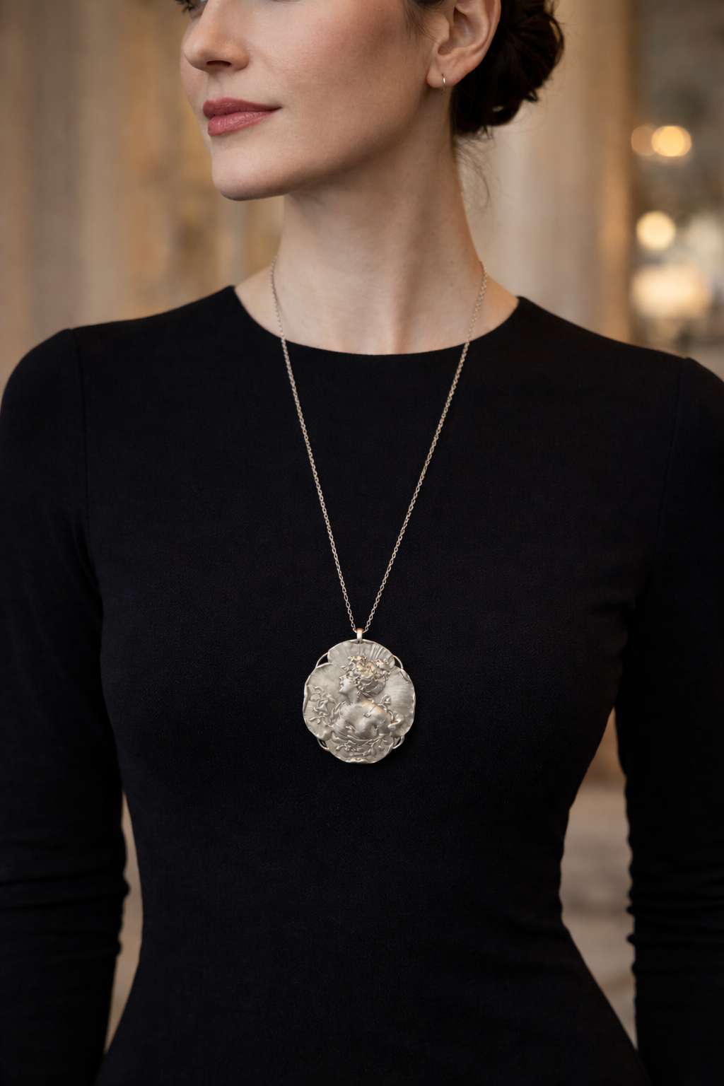 Pendente-spilla Art Nouveau I metà scorso secondo, volto di donna alla Mucha in Viola del pensiero