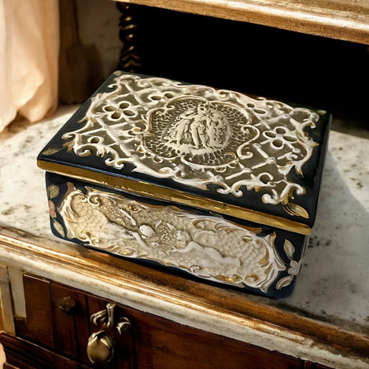 Scatola in porcellana traforata con putti “Cesello” anni ‘50 da essenze