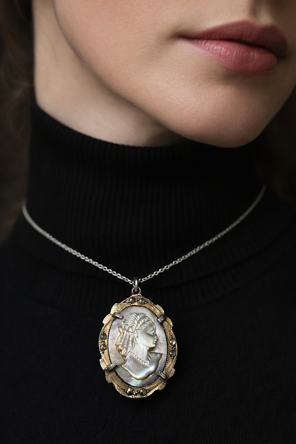 Piccolo cammeo in argento e marcasiti su madreperla, finissimo, primo ‘900