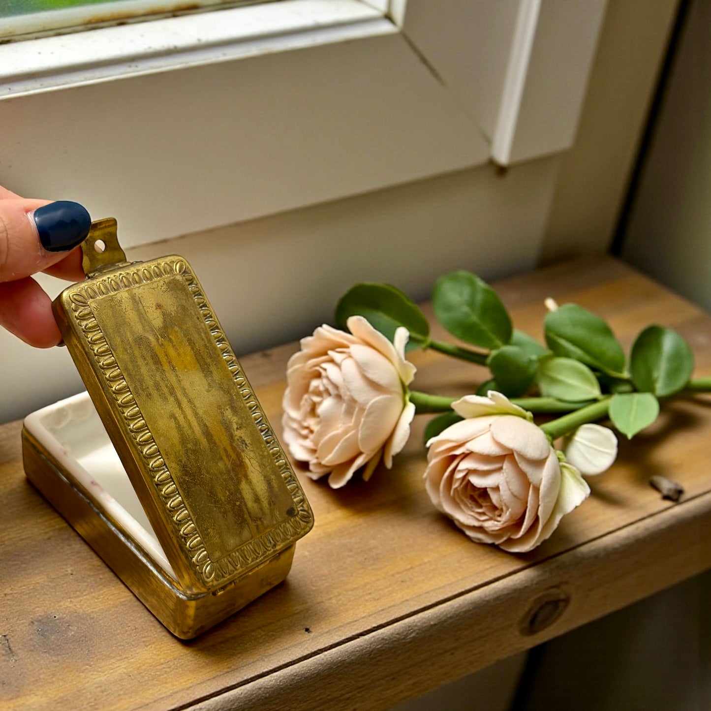 Scatola da barba primo ‘900, ottone e vaschetta in ceramica per crema da rasatura