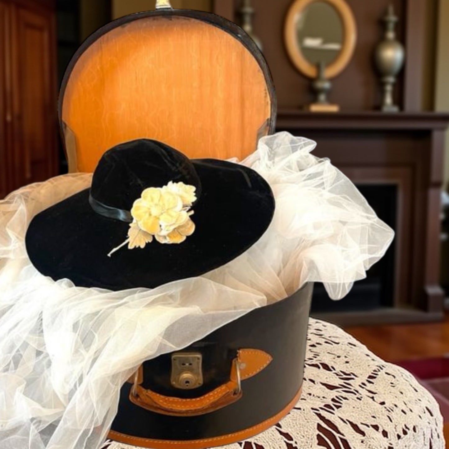 Elegante cappello anni 30 da cerimonia con cappelliera da viaggio originale