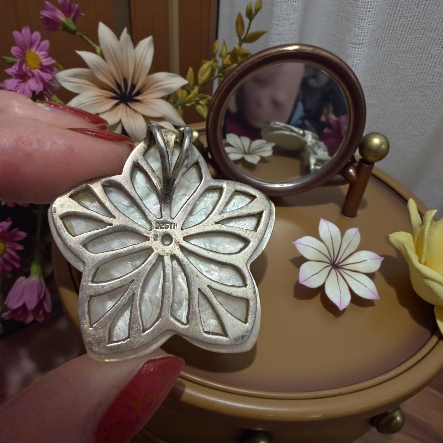 Pendente in madreperla a guisa di fiore montato in argento con cristallo centrale rosa