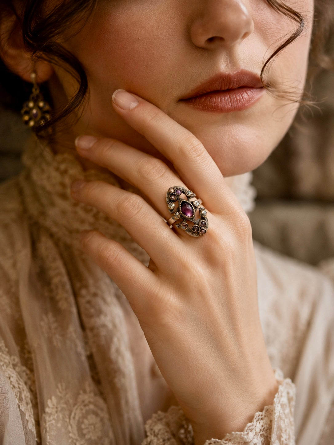 Anello con gambo in argento contemporaneo e parte lavorata antica liberty