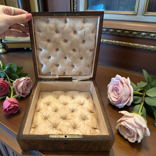 Antico grande scrigno in radica di noce con interno capitonné rosa