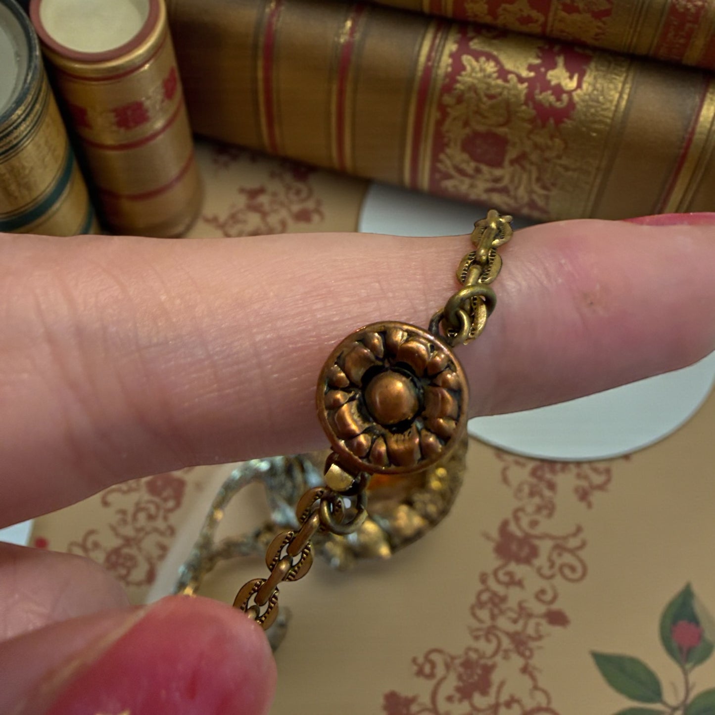 Girocollo liberty d’epoca con chiusura a levetta e splendido pendente fitomorfo con grande vetro sfaccettato color ambra