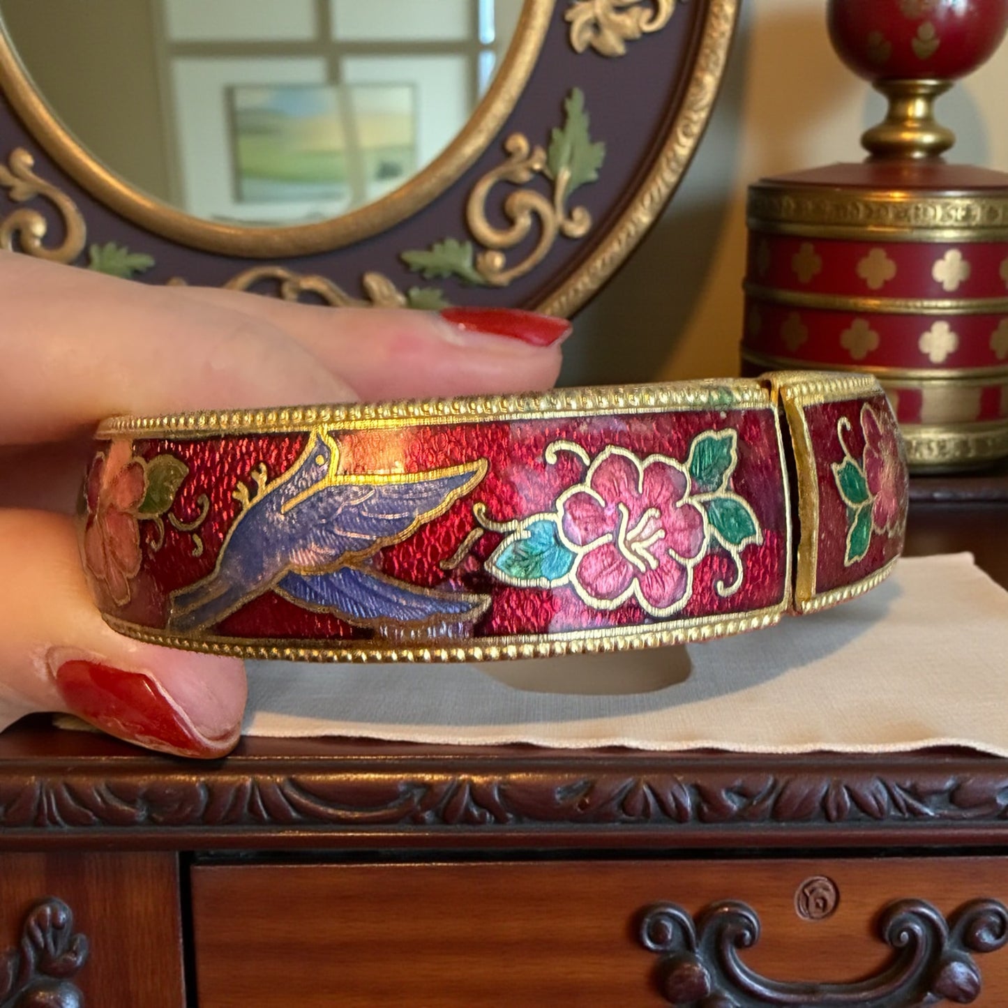 Bracciale rigido con smalti, tardo Déco gusto orientalista, con scrigno originale