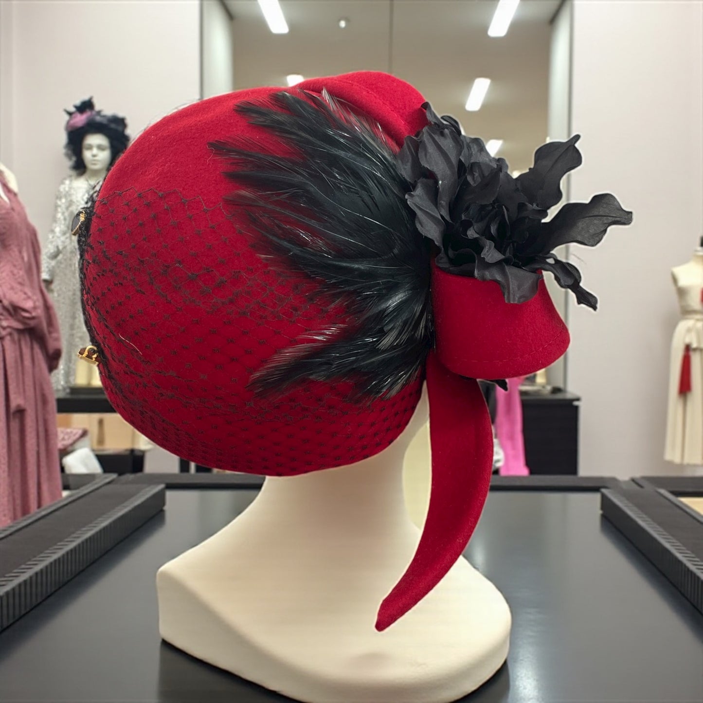 Cappellino anni ‘40 rivisitato da stilista con piume e veletta nera