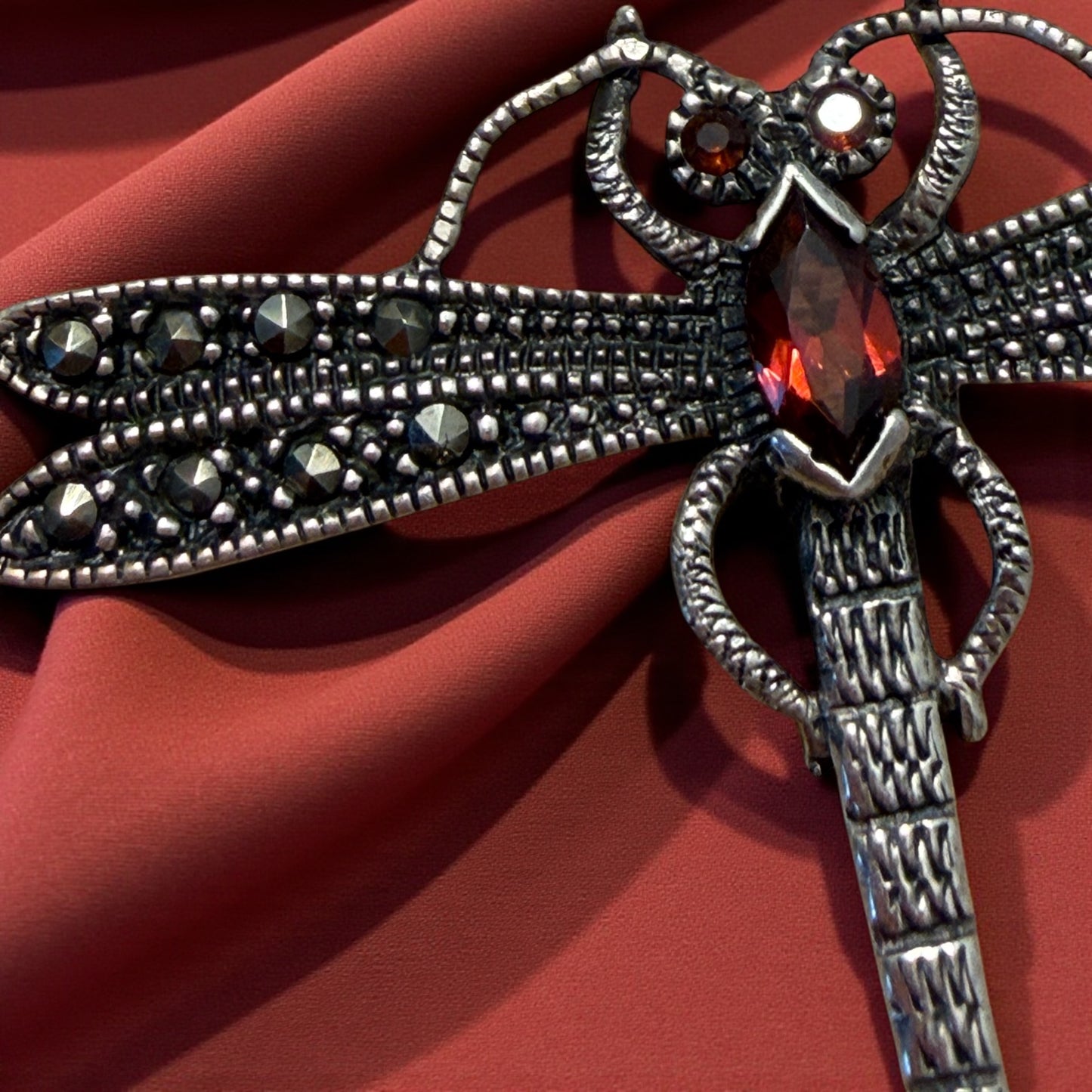 Spilla in argento e vetri boemi a guisa di libellula