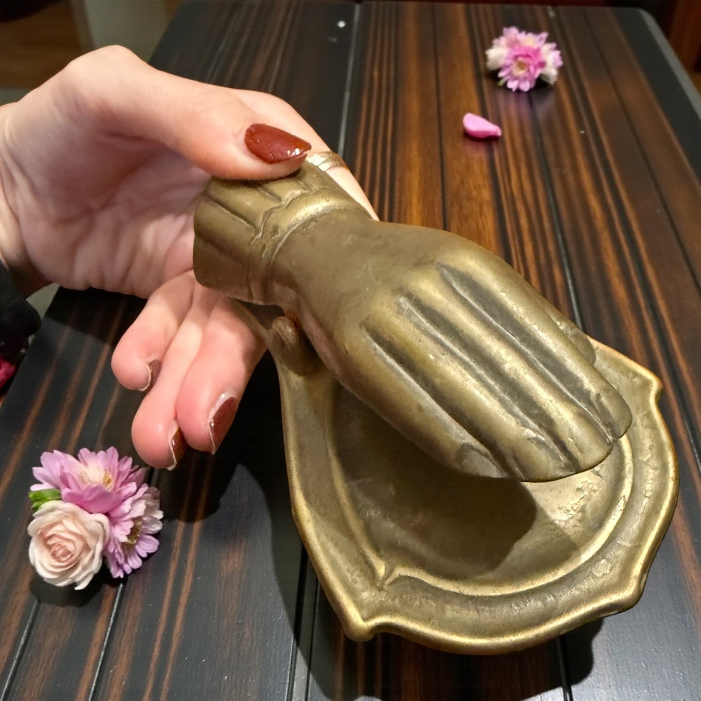 Antica pinza documenti a guisa di mano in ottone pieno, da studio legale primo ‘900