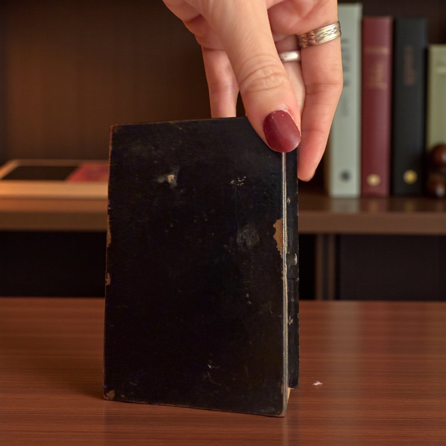 Scatola scrigno in papier mâché ca anni ‘40 con interessante scena simbolica orientalista