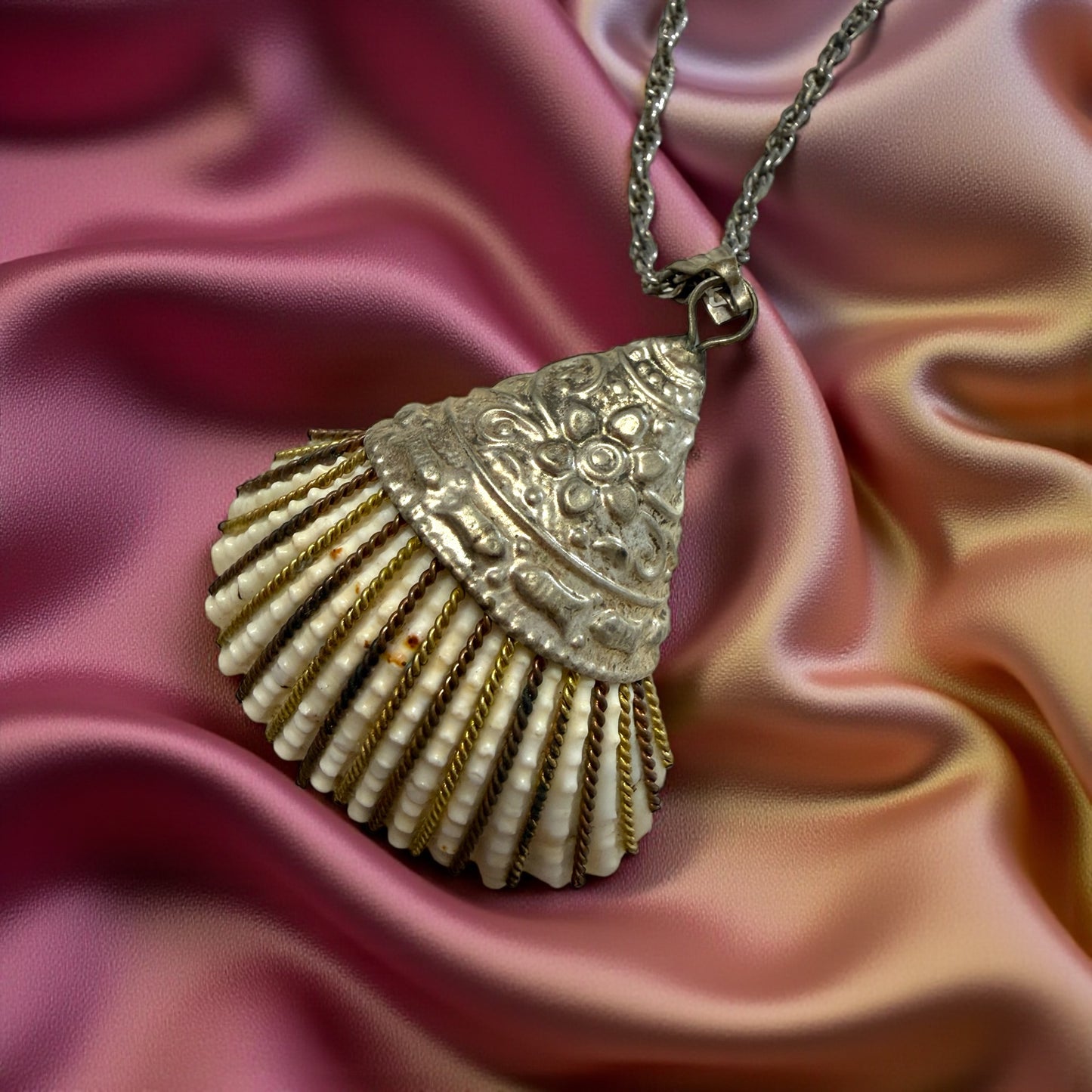 Collana etnica con pendente in vera conchiglia incastonata in cappuccio argentato