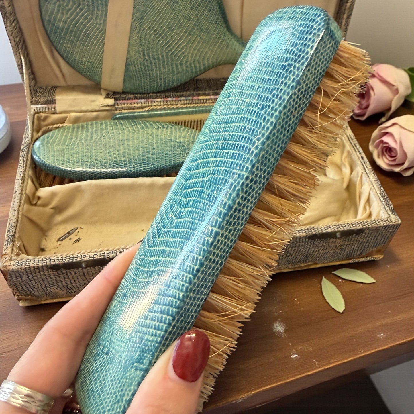 Set da toeletta in valigetta, finta pelle turchese, manifattura inglese “Sembla” fine anni ‘40