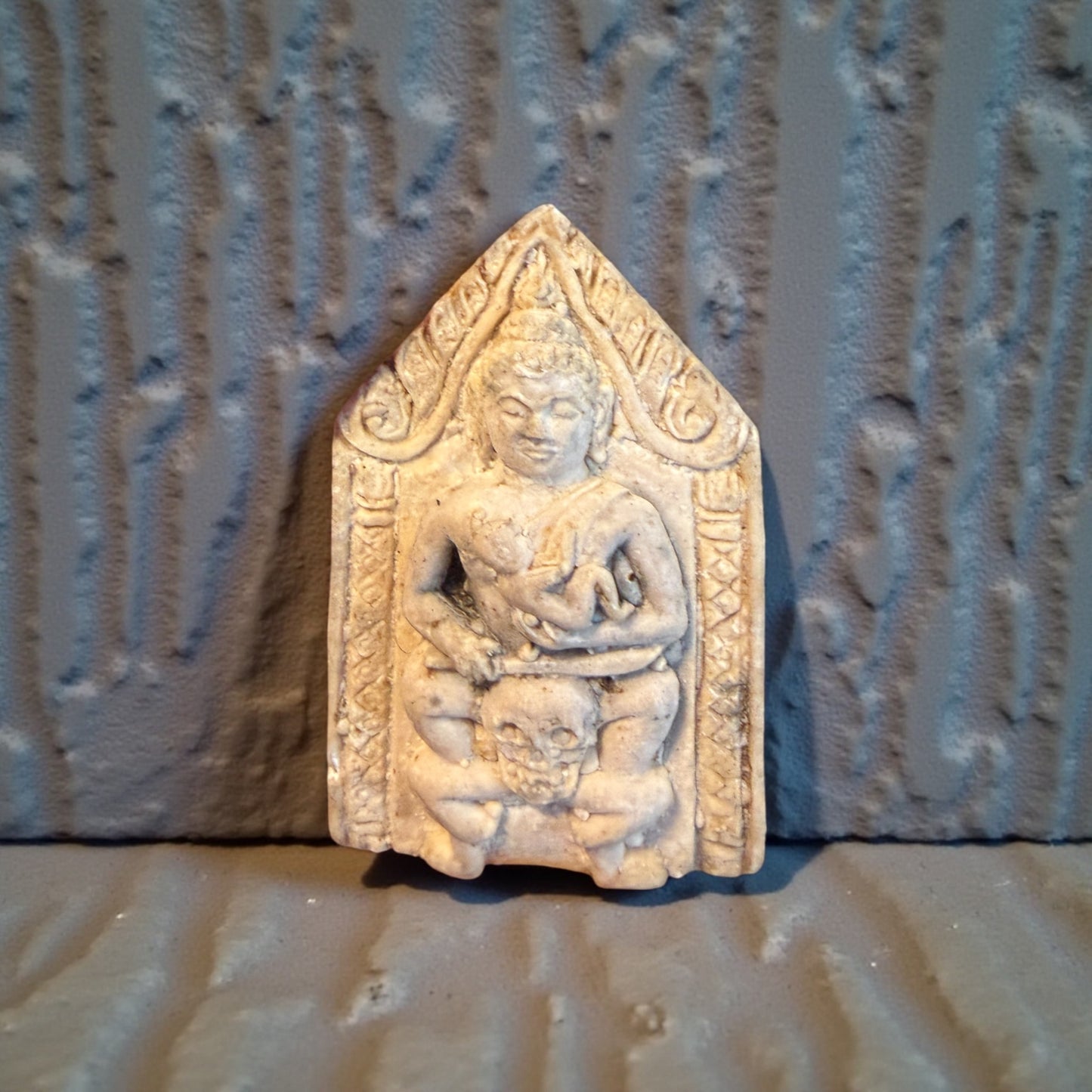 Amuleto thailandese con spirito protettore e teschio, vanitas