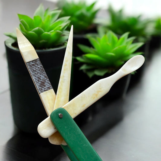 Antico kit anni ‘40 da viaggio con cure-oreilles, bachelite e galalite