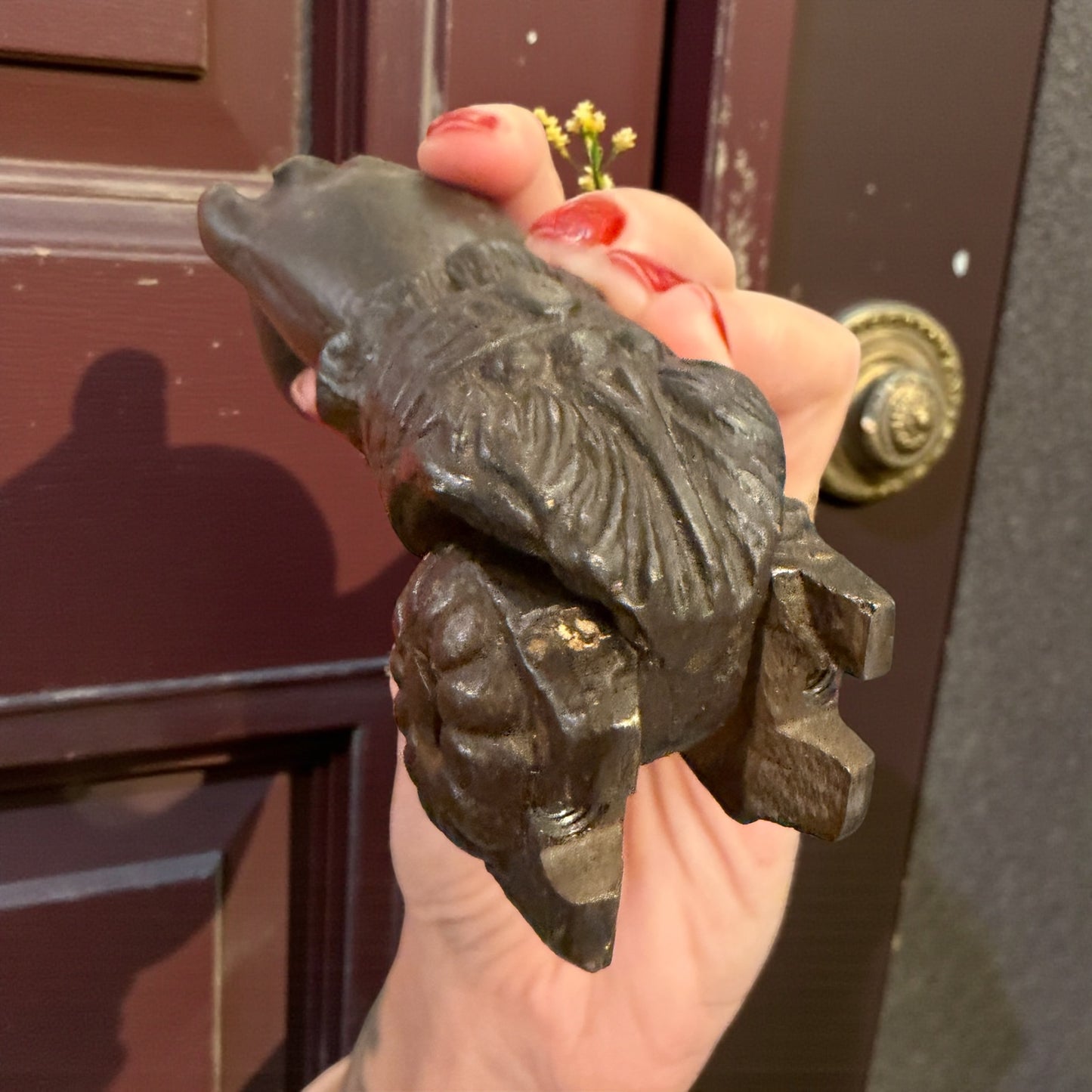 Battente in ghisa antico fine ‘800 primo ‘900 a guisa di mano femminile