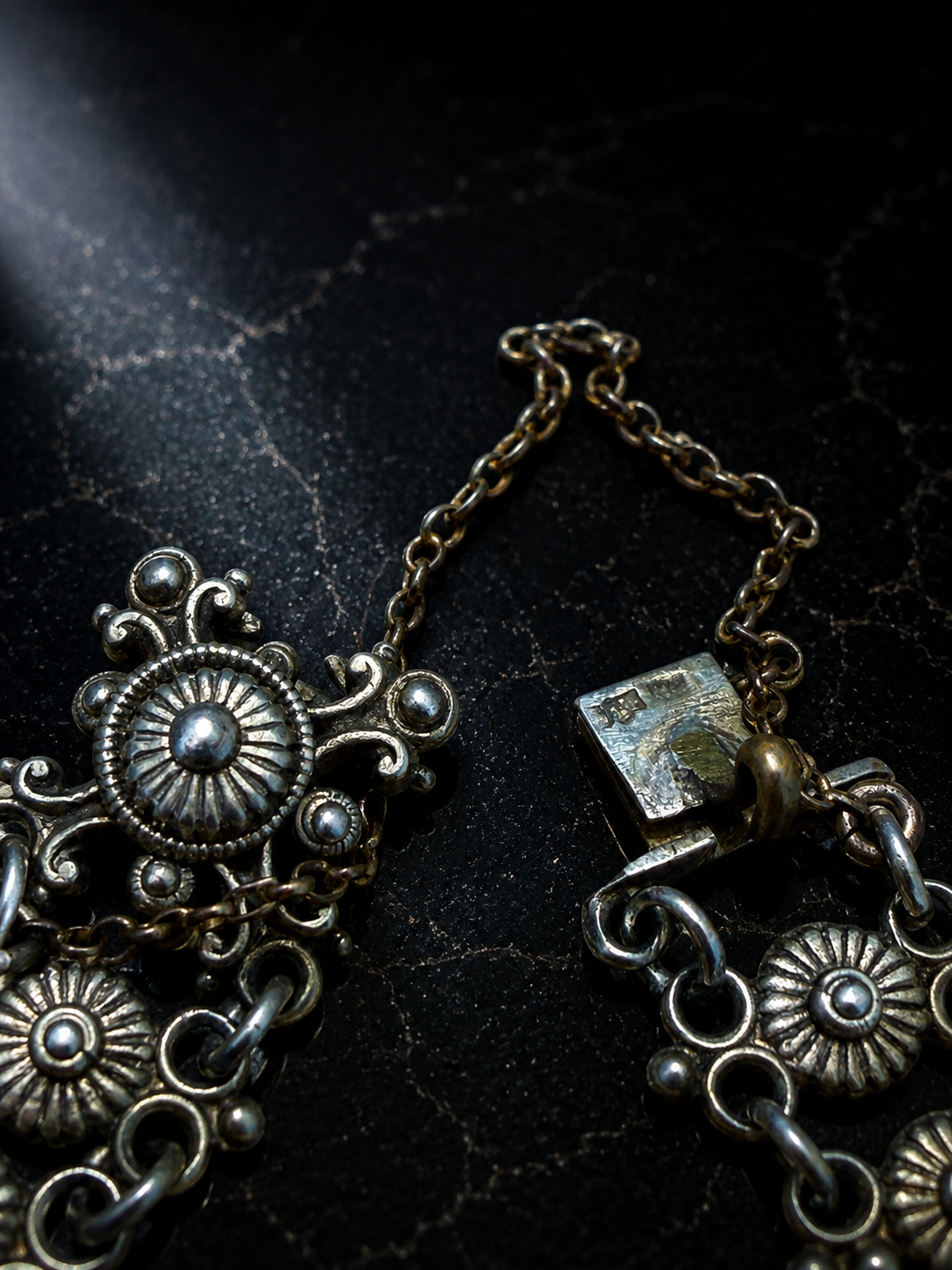 Bracciale in argento dorato anni ‘10-‘20 con chiusura a scatto e catenella di sicurezza