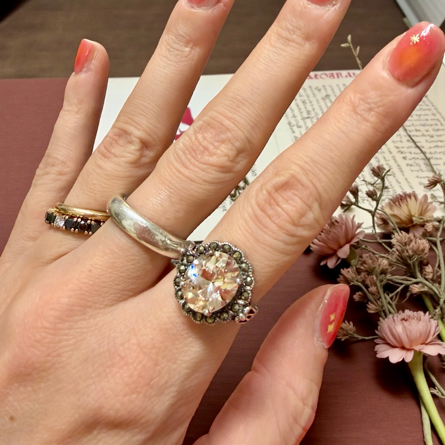 Prezioso anello anni 60, revival Victoria age argento marcasiti e zircone dorato