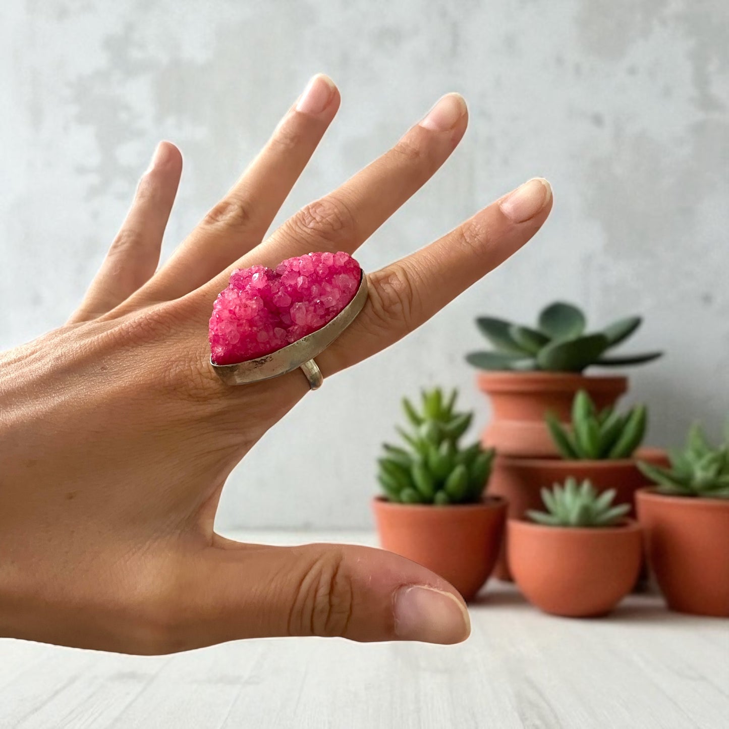 Grande anello placcato argento, creazione artigianale con drusa rosa