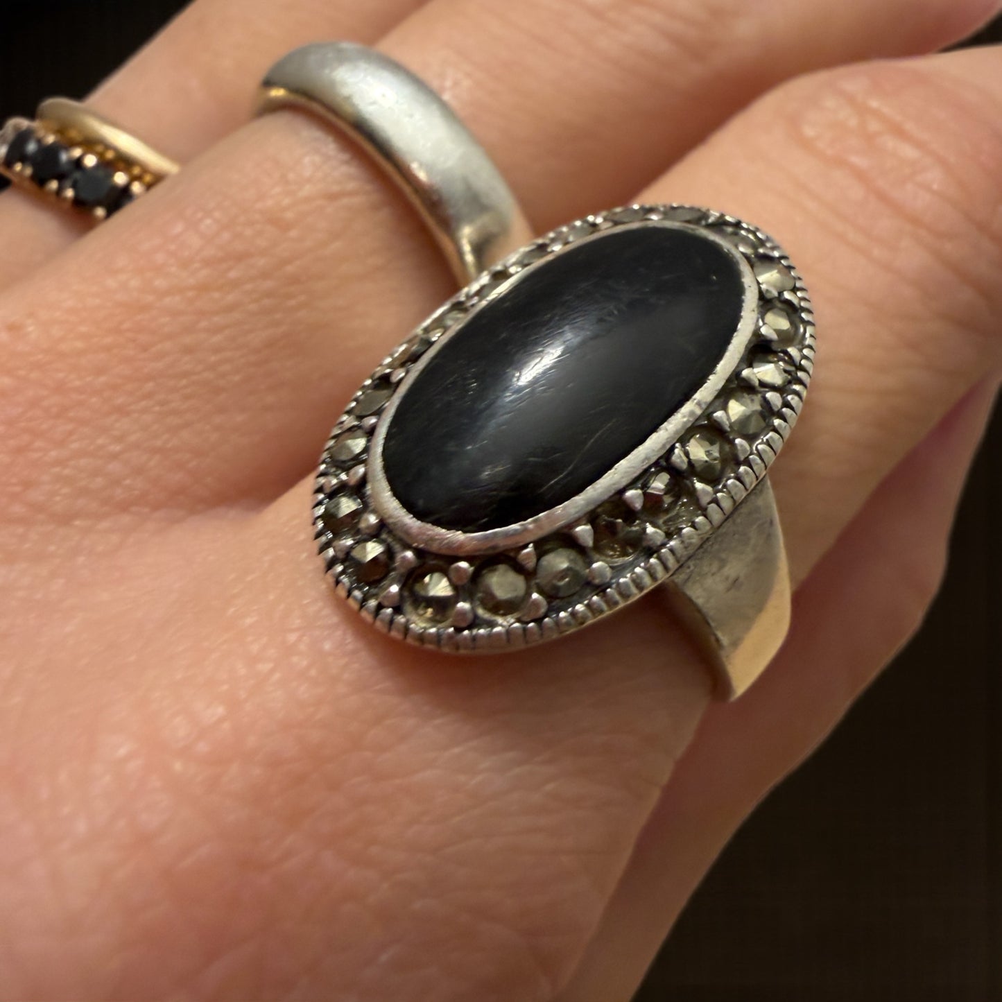 Anello in argento con jet e marcasiti