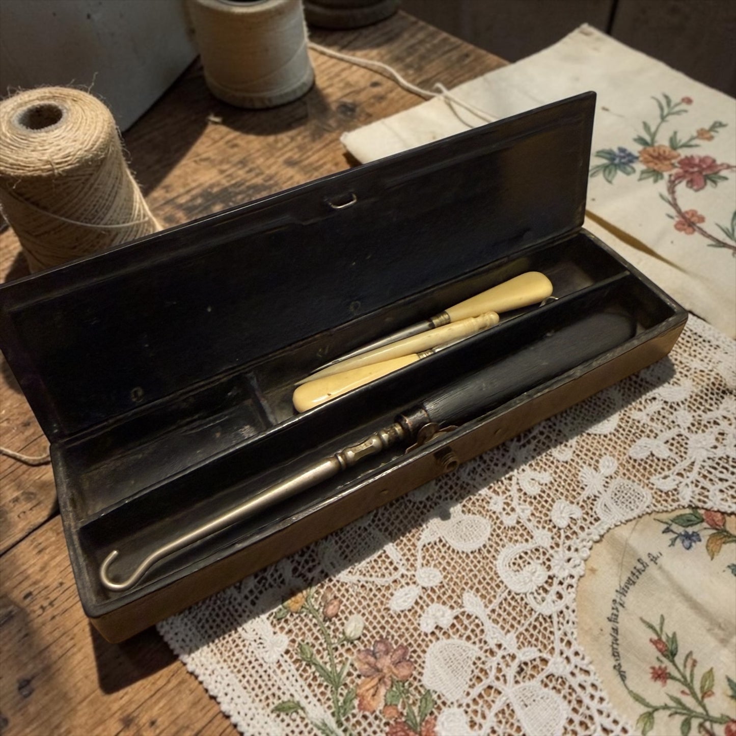 Elegante set da cucito e ricamo in antico plumier di fine 800