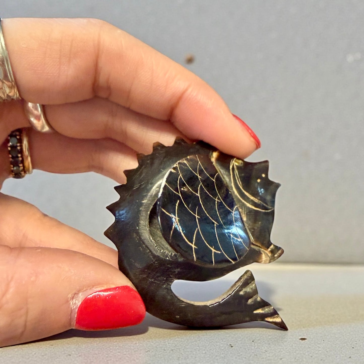 Tabacchiera in corno a guisa di pesce, creazione artigianale prima metà / metà scorso secolo