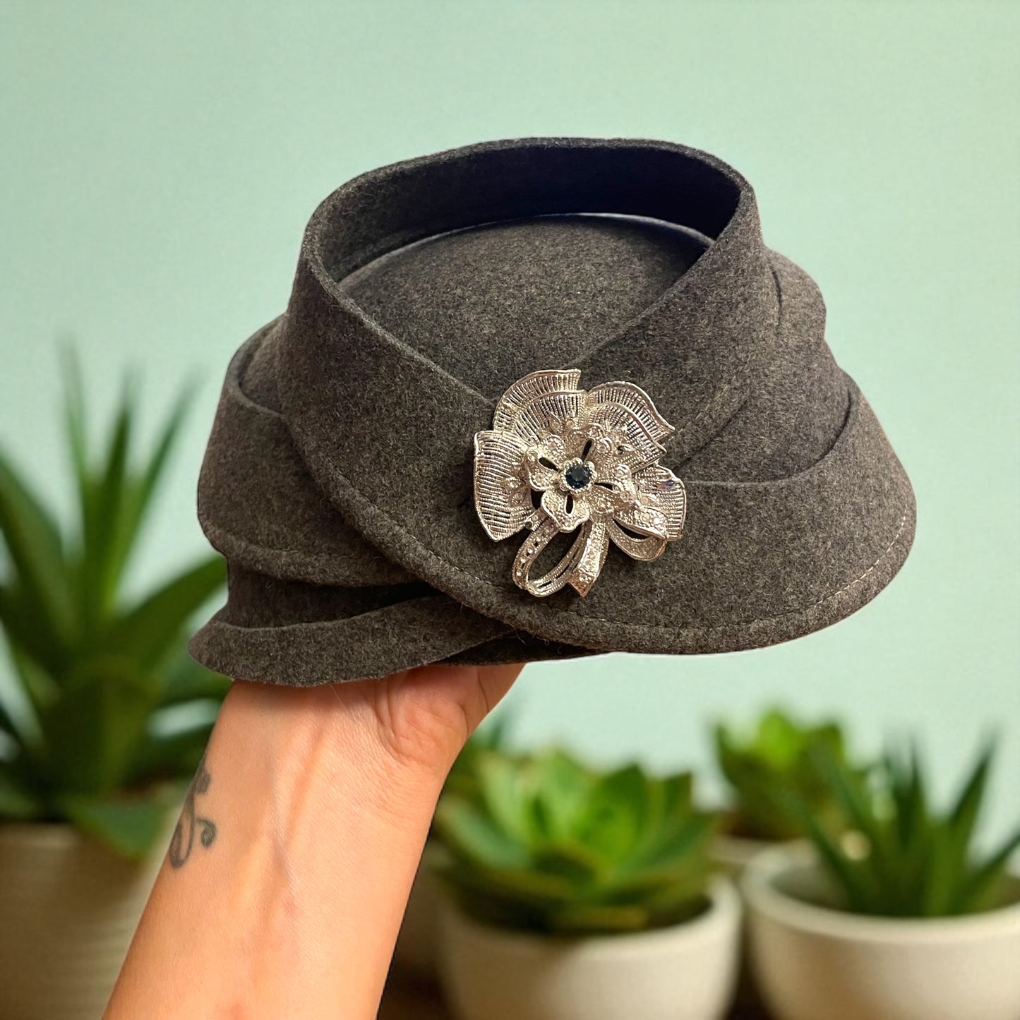 Delizioso cappello cloche anni ‘20 rivisitato da stilista