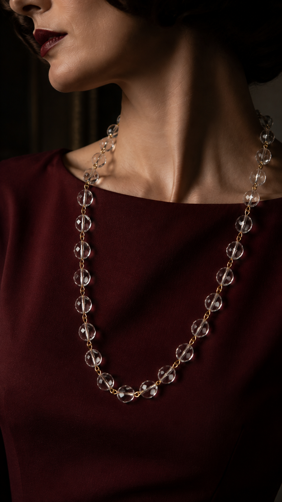 Collana 80 cm continua in perle di vetro sfaccettato montare su catenella dorata, fine 40s primi 50s