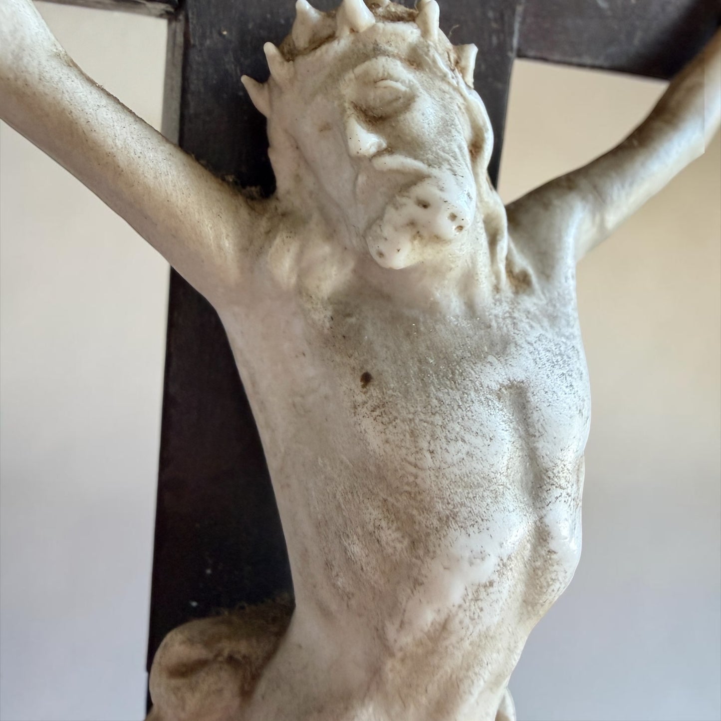 Grande crocifisso con sòcle ligneo e Cristo in biscuit, fine ‘800