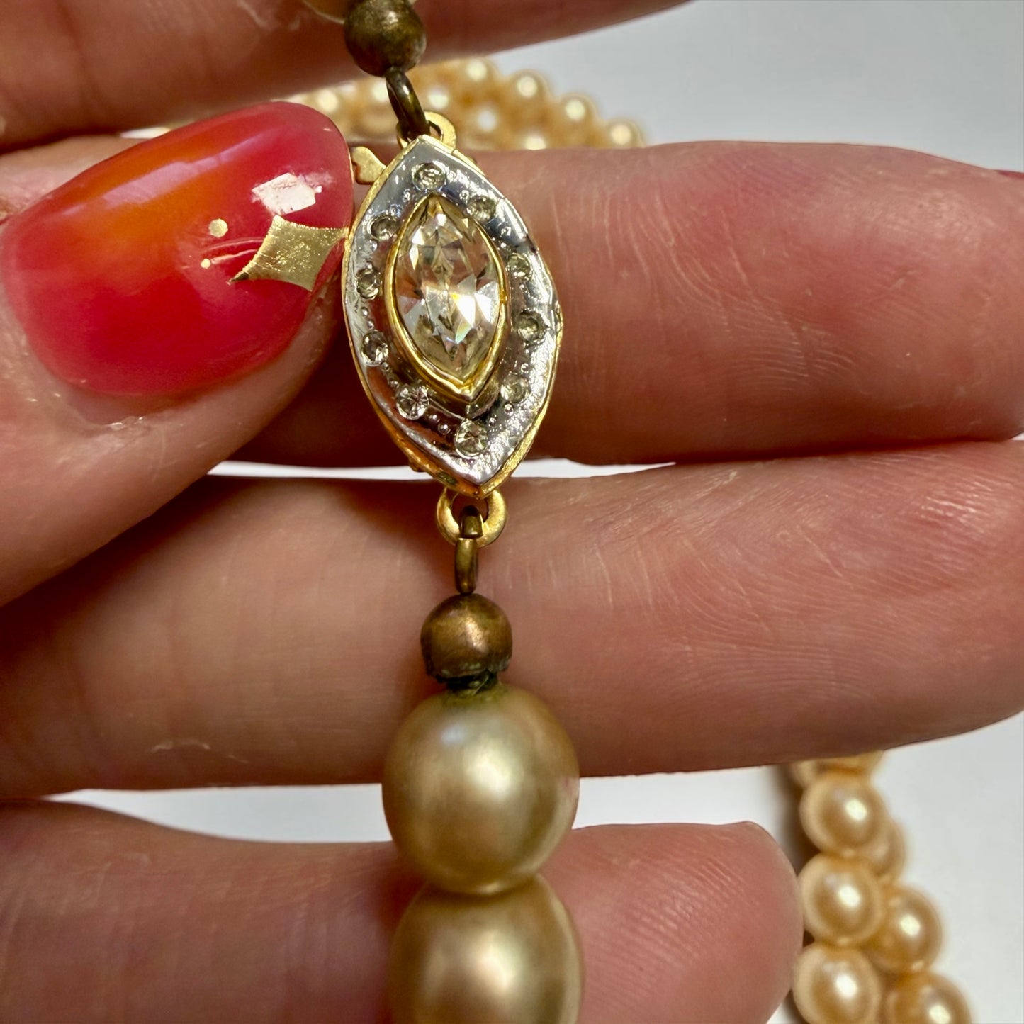 Collana sautoir lunga 1,5 metri art déco anni ‘20 in perle di vetro, chiusura navetta bagnata in oro