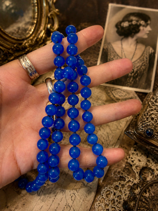 Collana in opalina azzurro/blu annodata ed infilata a mano, anni ‘20, chiusura metallo bianco art déco
