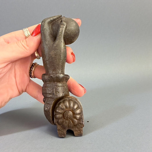 Battente in ghisa antico fine ‘800 primo ‘900 a guisa di mano femminile