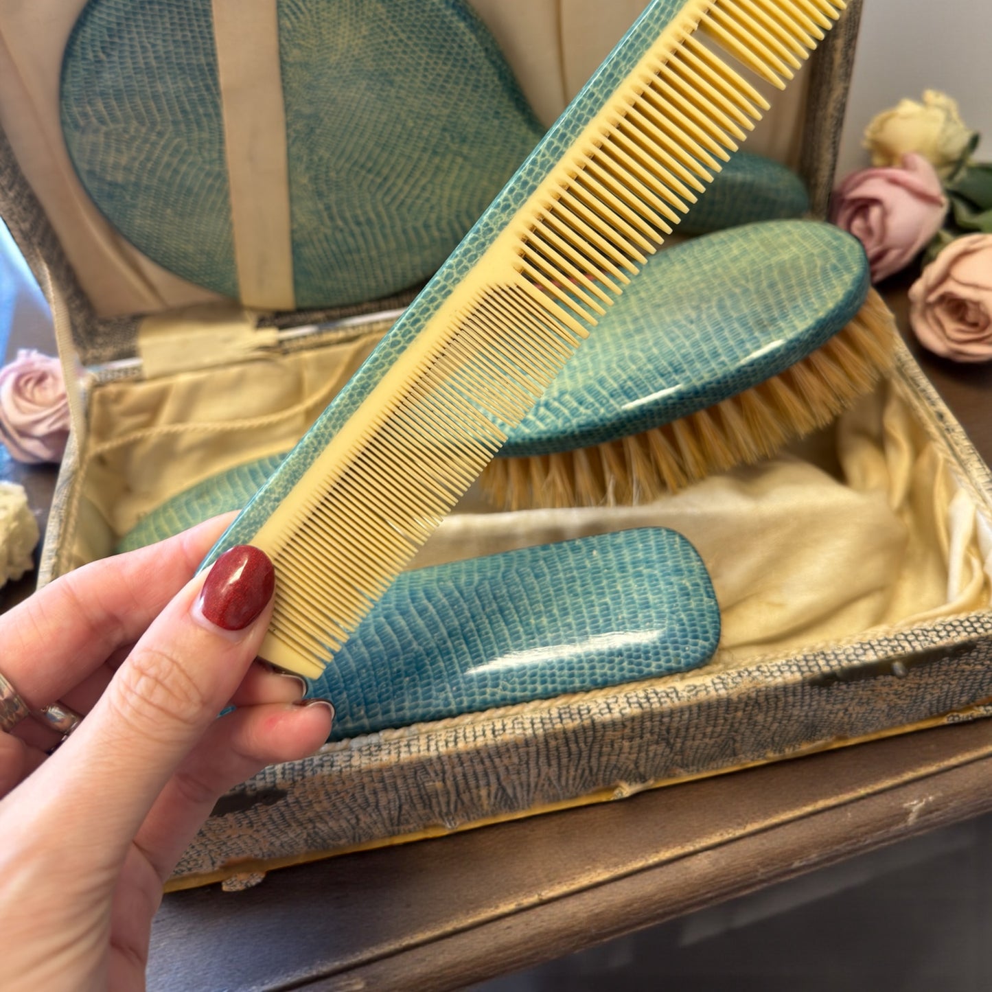 Set da toeletta in valigetta, finta pelle turchese, manifattura inglese “Sembla” fine anni ‘40