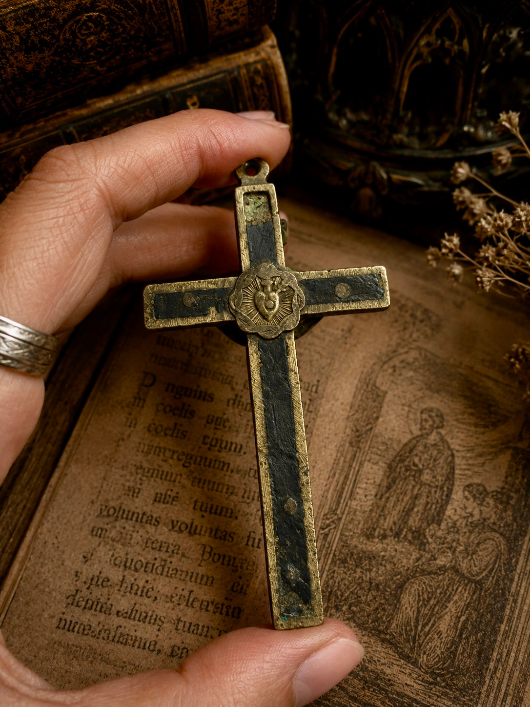 Antica croce con teschio e ossa incrociate e Cuore Sacro, fine ‘800