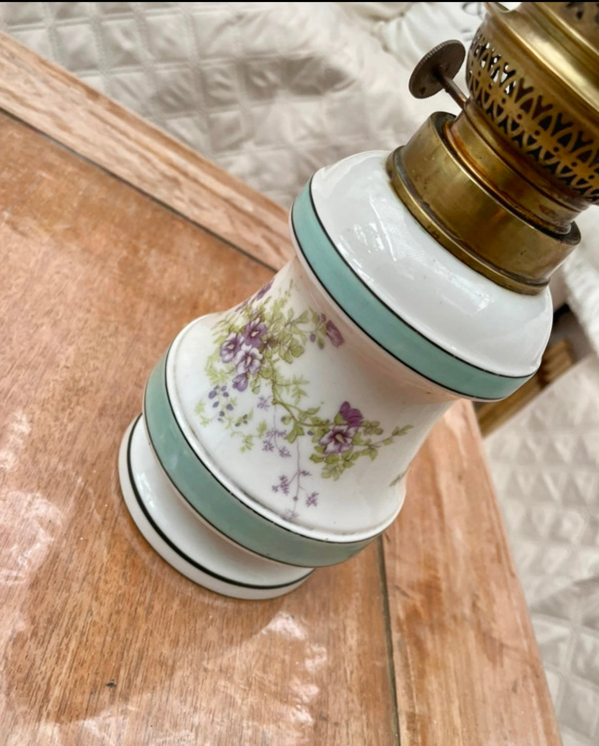 Antica lampada a petrolio con base in ceramica decorata a fiori di lillà