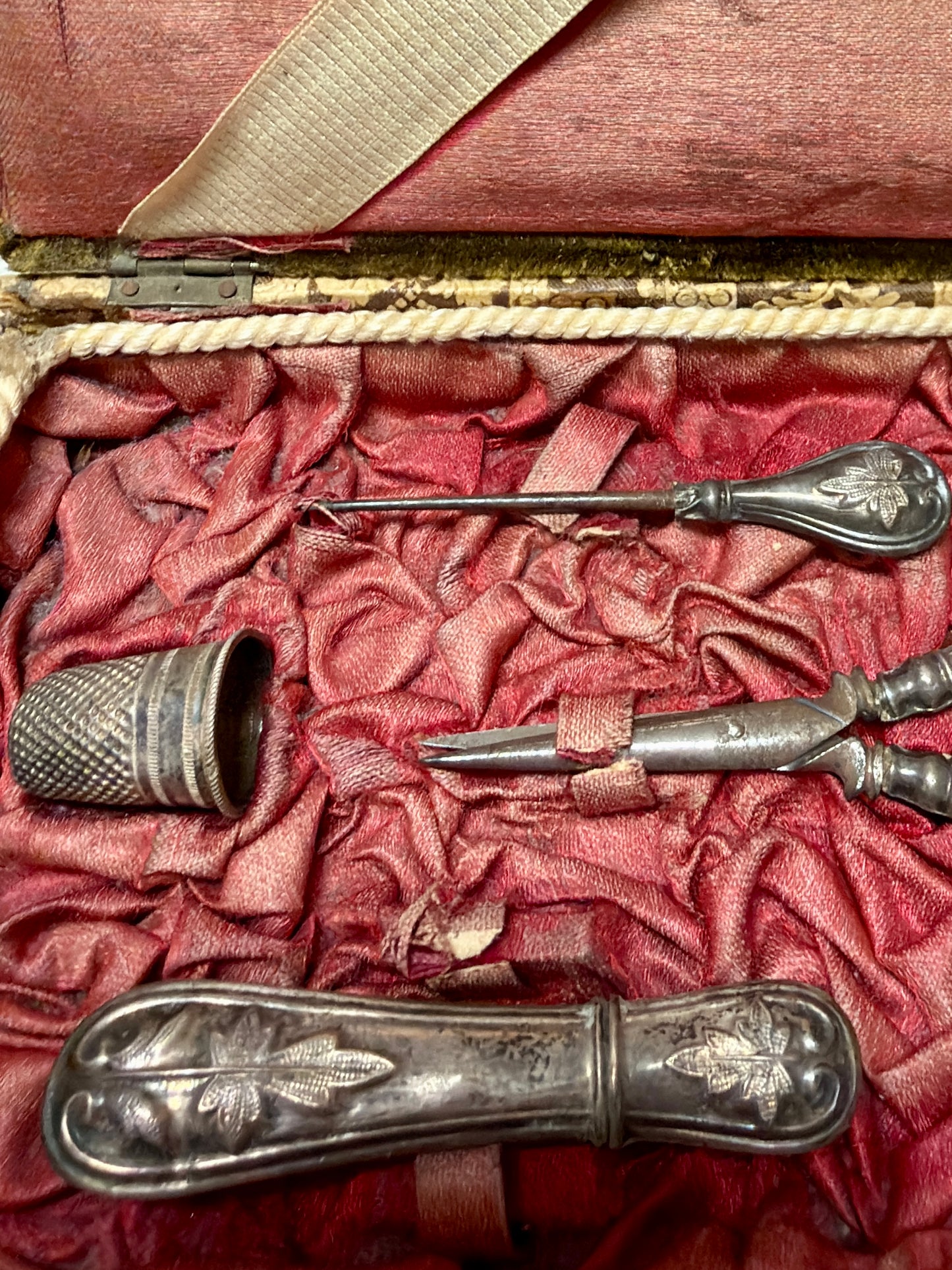 Antico cofanetto completo necessaire set da cucito in argento e ferro, 1890-1910 Italia