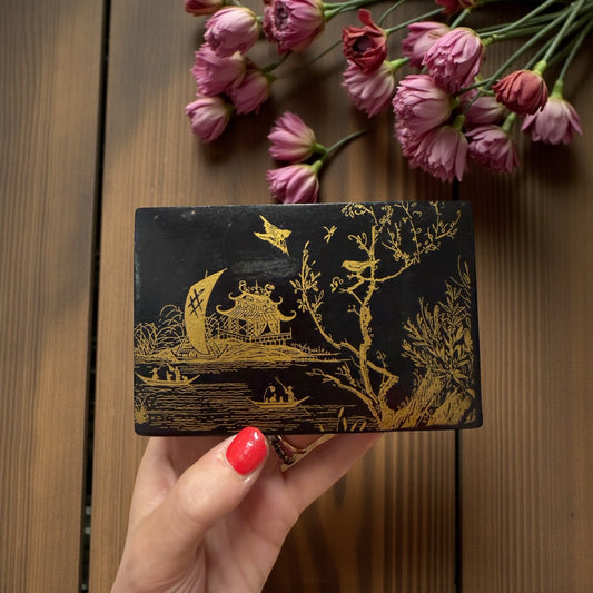 Cofanetto laccato nero orientale in papier mâché con paesaggio dorato