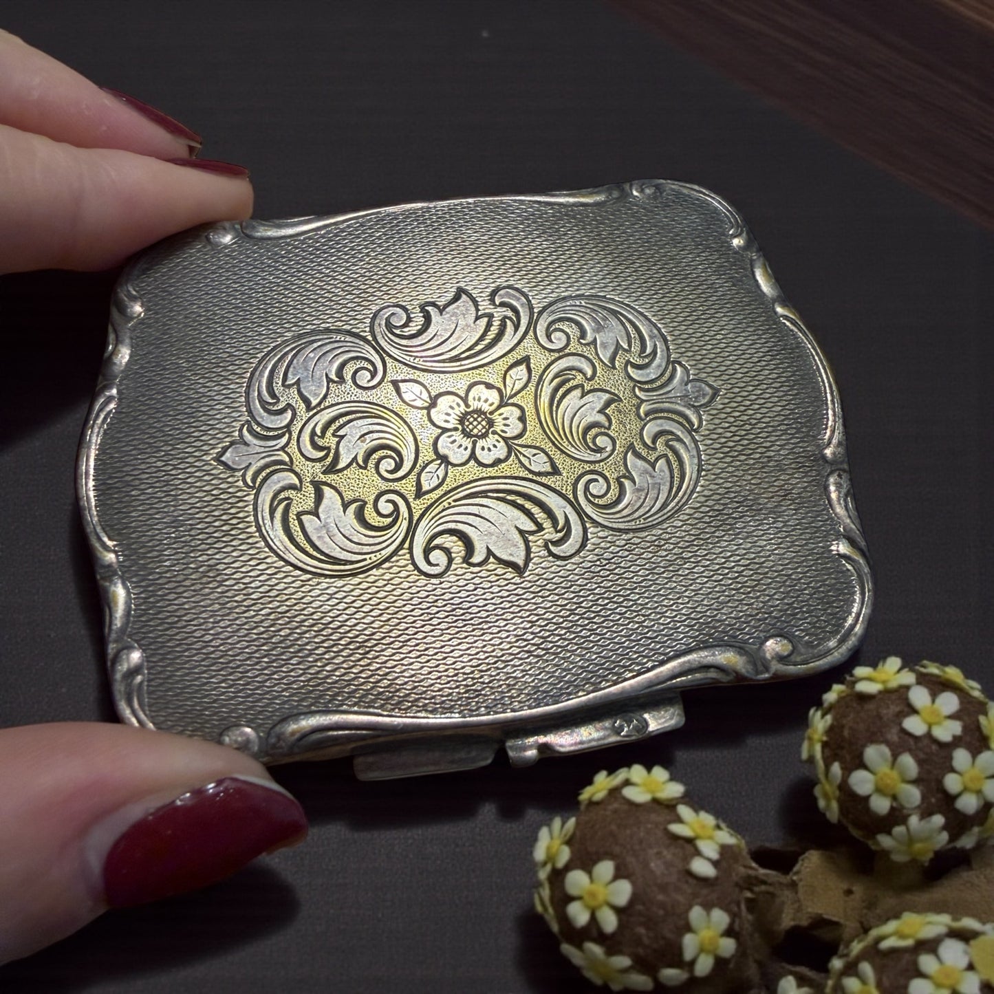 Antico porta cipria placcato argento con piumino d’epoca