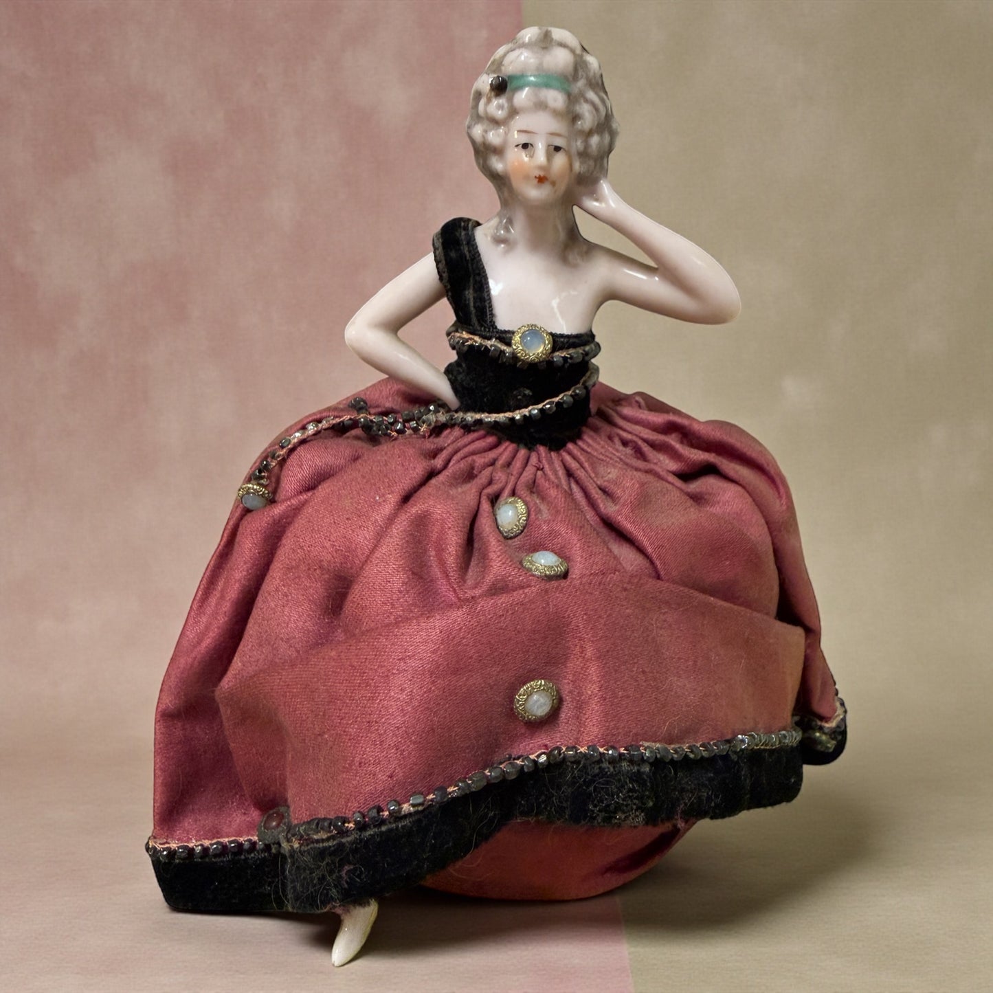 Half doll porta cipria anni ‘20 in splendide condizioni, completa di gambe e contenitore per piumino