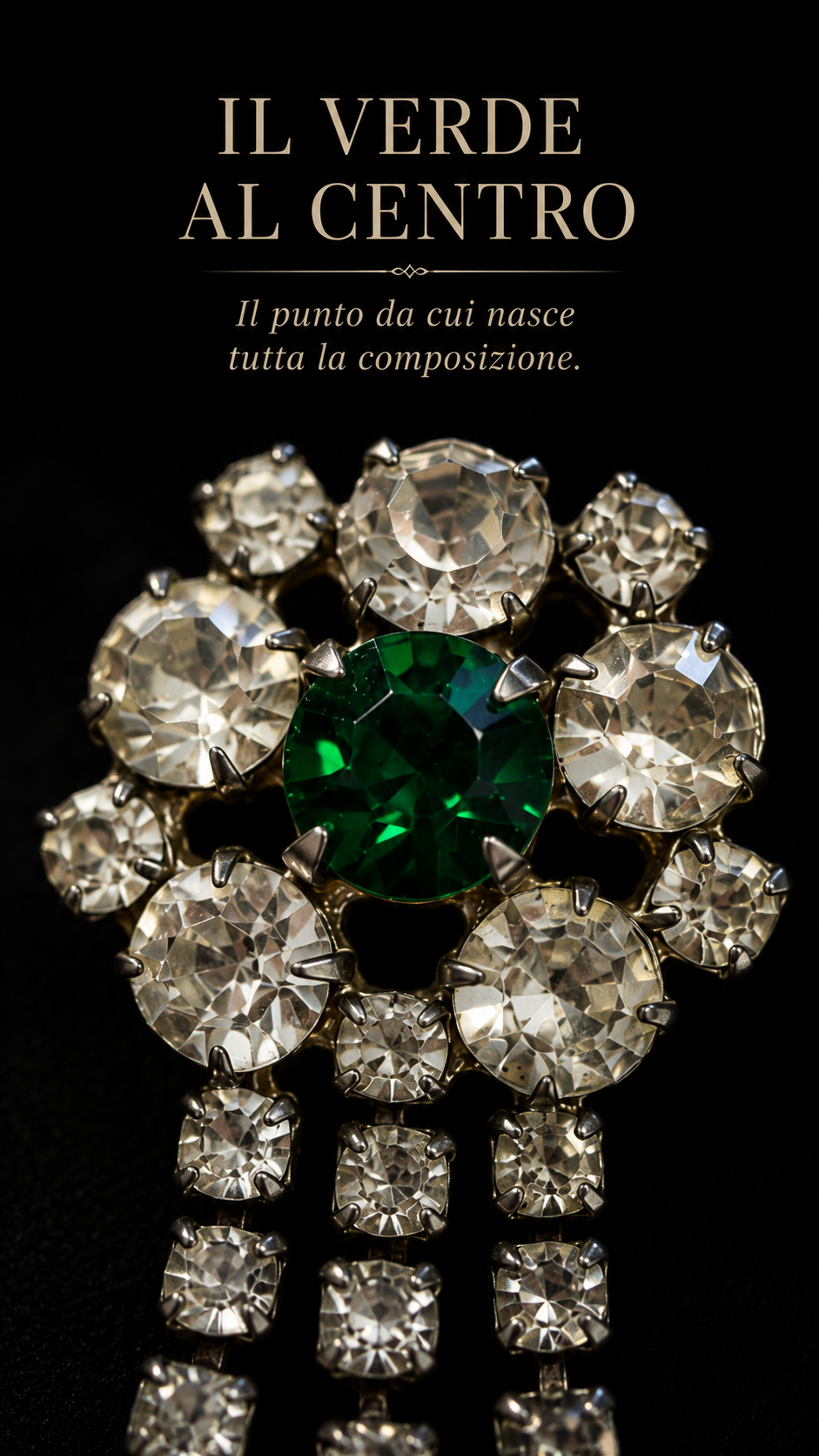 Waterfall brooch anni 40-50 con catenelle di strass in vetro e castone verde centrale